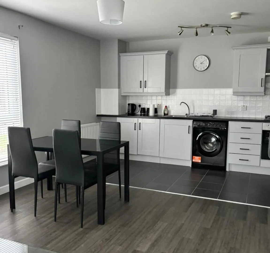 2 Bedroom Ground Floor Apartment Belfast 0*,